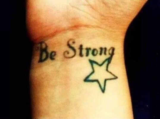 lạ mắt với kiểu xăm chữ be strong ở cổ tay