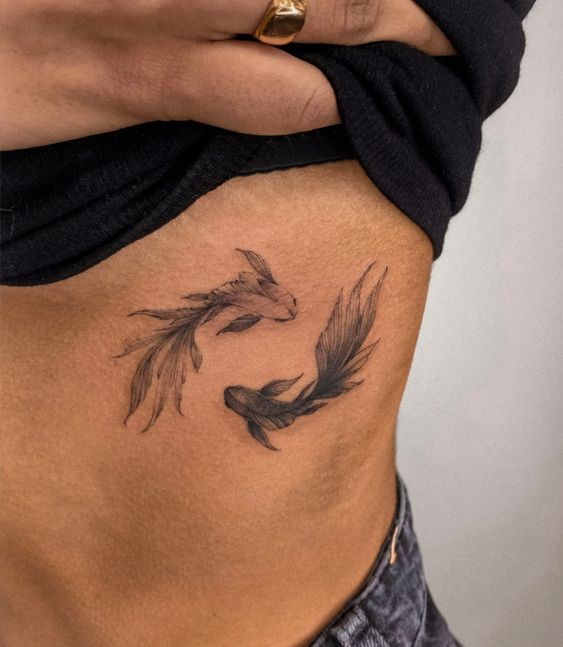 lôi cuốn với kiểu tattoo cá chép trên mạn sườn