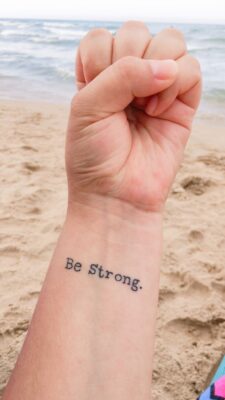 mẫu chữ be strong được xăm trên cổ tay