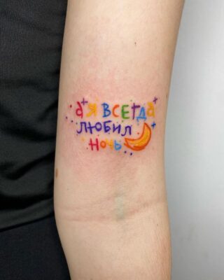 mẫu hình xăm chữ nhiều màu cực ấn tượng