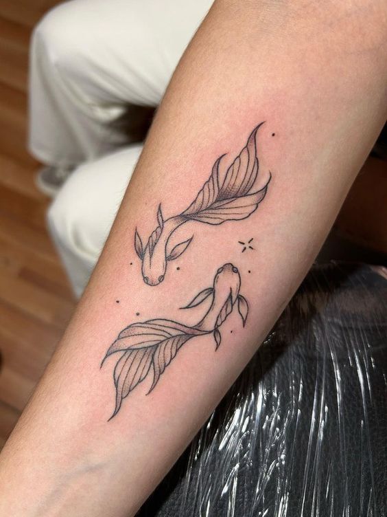 mẫu tattoo cá chép xăm tay cách điệu nữ tính