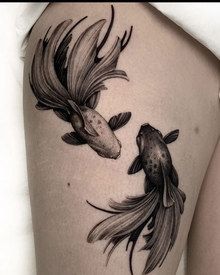 mẫu tattoo cặp cá ấn tượng ở chân