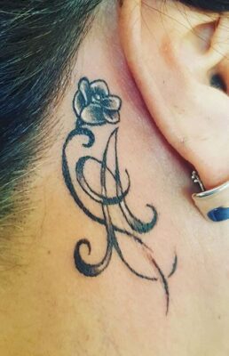 mẫu tattoo chữ cái xăm phía sau mang tai