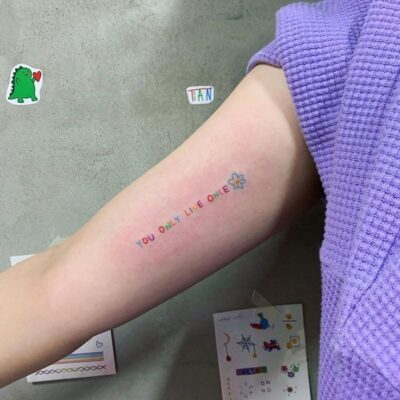 mẫu tattoo chữ nhiều màu cho nữ