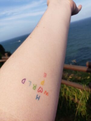 mẫu tattoo chữ nhiều màu đầy sáng tạo