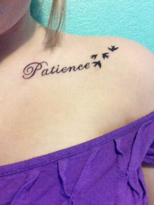 mẫu tattoo chữ patience trên xương quai xanh