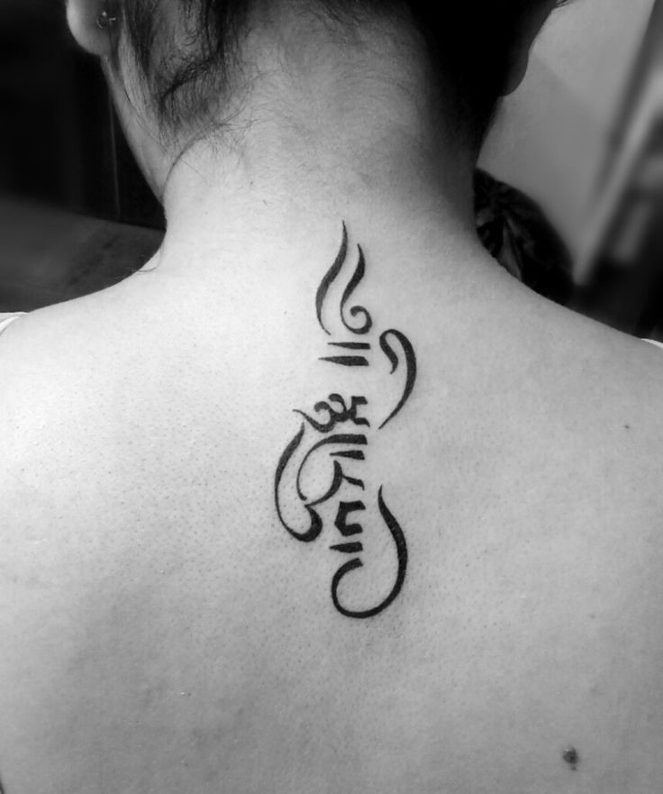 mẫu tattoo chữ phạn đơn giản sau gáy