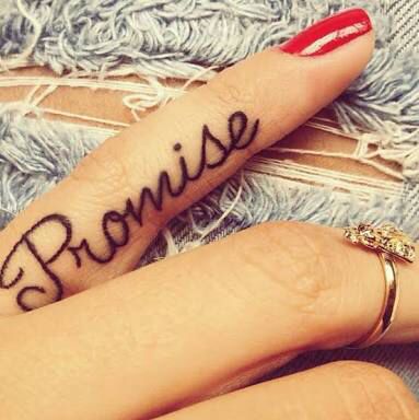 mẫu tattoo chữ promise trên ngón tay