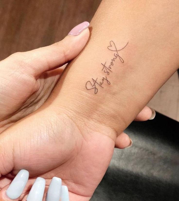 mẫu tattoo cổ tay kiểu chữ stay strong