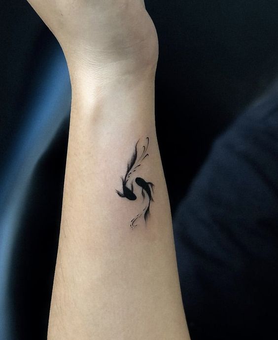 mẫu tattoo cổ tay mẫu cá chép đôi đơn giản