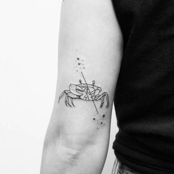 mẫu tattoo con cua ở bắp tay