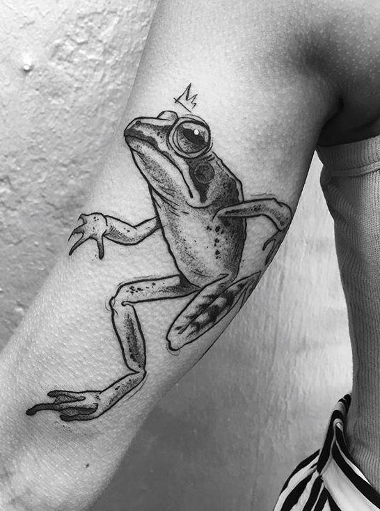 mẫu tattoo con ếch đang chạy