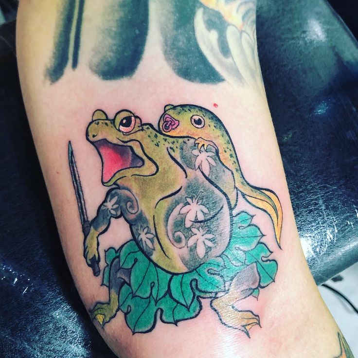 mẫu tattoo con ếch độc đáo và thú vị