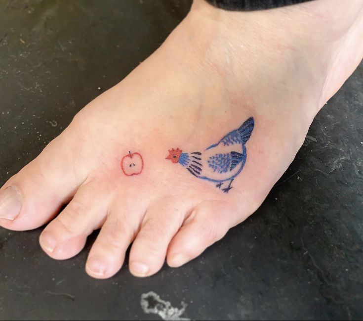 mẫu tattoo con gà mini trên mu bàn chân