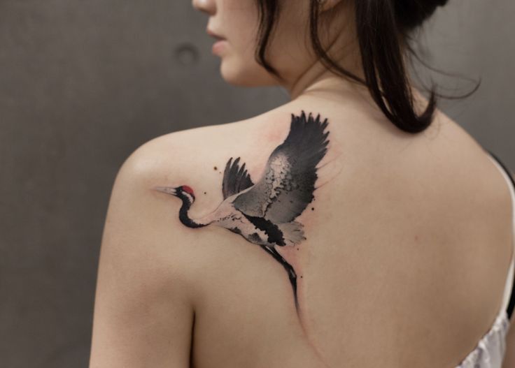 mẫu tattoo con hạc ở lưng cho nữ