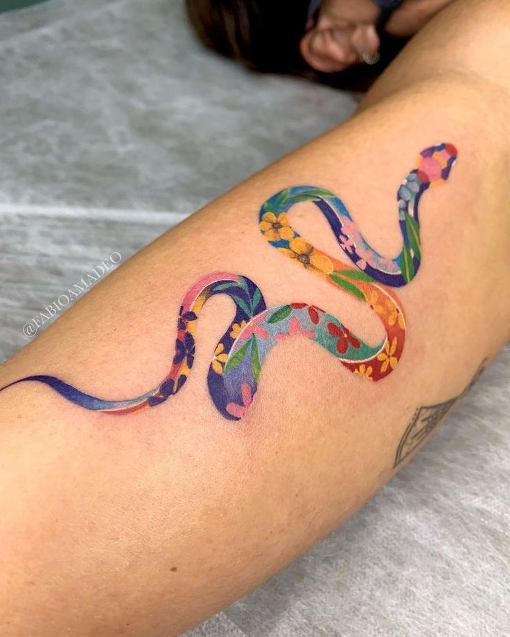 mẫu tattoo con rắn nhiều màu sắc