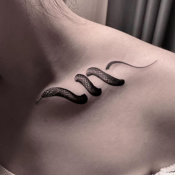 mẫu tattoo con rắn ở xương quai xanh