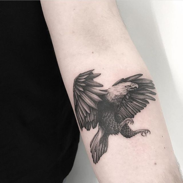 mẫu tattoo đại bàng cực chất cho nữ