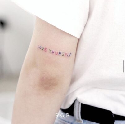 mẫu tattoo love yourself ở bắp tay cho nữ