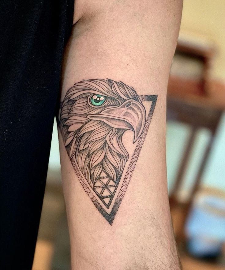 mẫu tattoo mắt đại bàng độc đáo