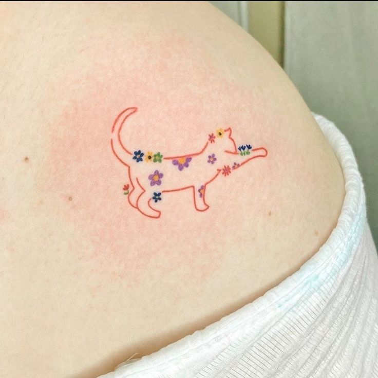 mẫu tattoo mèo gắn nhiều bông hoa xinh xắn