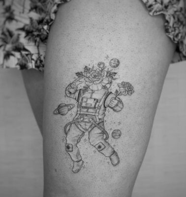 mẫu tattoo phi hành gia ở đùi cho nữ