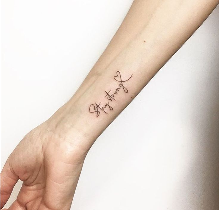 mẫu xăm cẳng tay kiểu chữ stay strong