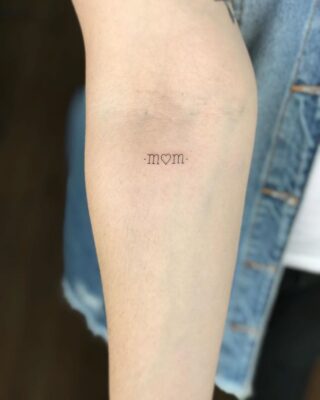 mẫu xăm chữ mom ở cánh tay siêu đơn giản