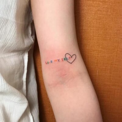 mẫu xăm chữ nhiều màu cực phổ biến cho nữ