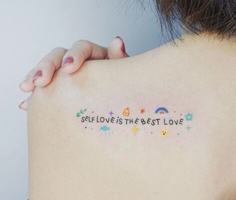 mẫu xăm chữ nhiều màu sau vai cho nữ