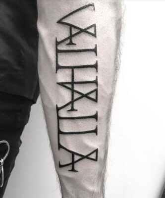 nghệ thuật tattoo cẳng tay mẫu chữ viết rune