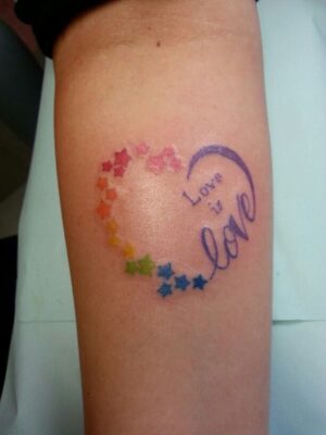 nghệ thuật tattoo chữ love màu sắc độc đáo