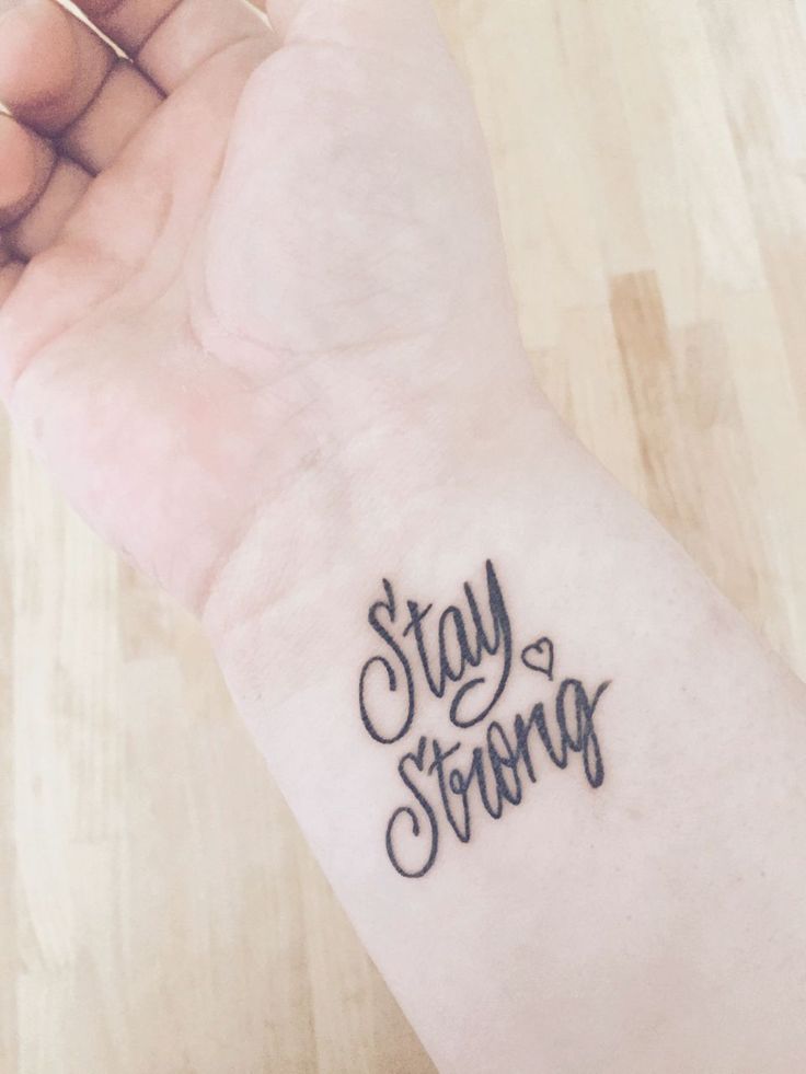 nghệ thuật tattoo cổ tay mẫu chữ stay strong