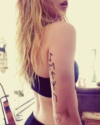 nổi bật bắp tay với kiểu tattoo chữ cổ ngữ rune