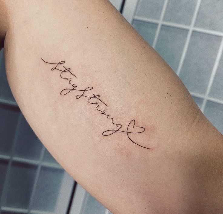 nữ tính với mẫu tattoo chữ stay strong