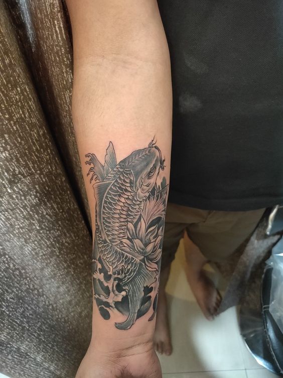 phá cách với kiểu tattoo cá chép trên cổ tay