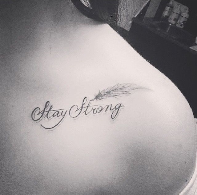 phá cách với kiểu xăm chữ stay strong