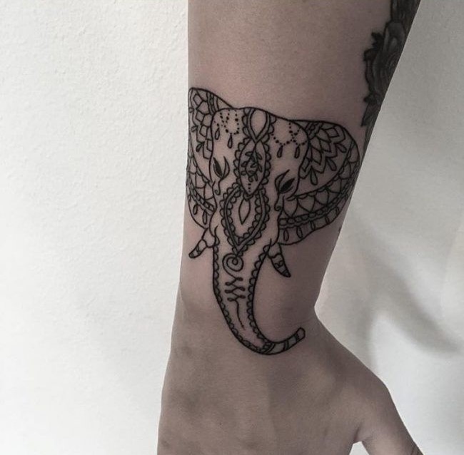 phá cách với mẫu tattoo voi trên cổ tay