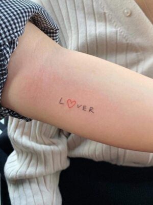 phong cách tattoo chữ trên tay cực hot