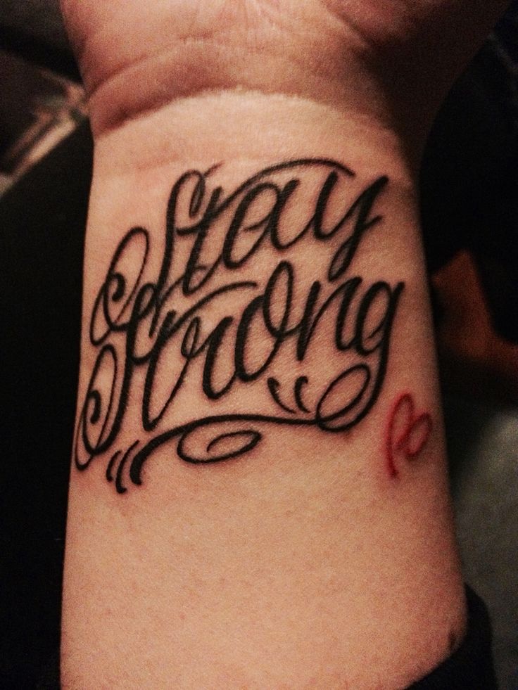 phong cách tattoo cổ tay mẫu chữ stay strong