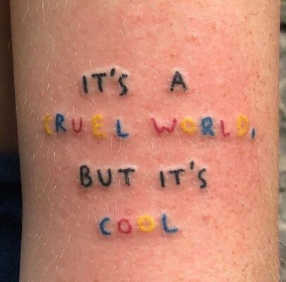 phong cách xăm nổi chữ với nhiều màu sắc