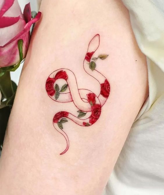 tattoo bắp tay mẫu rắn và hoa hồng lạ mắt