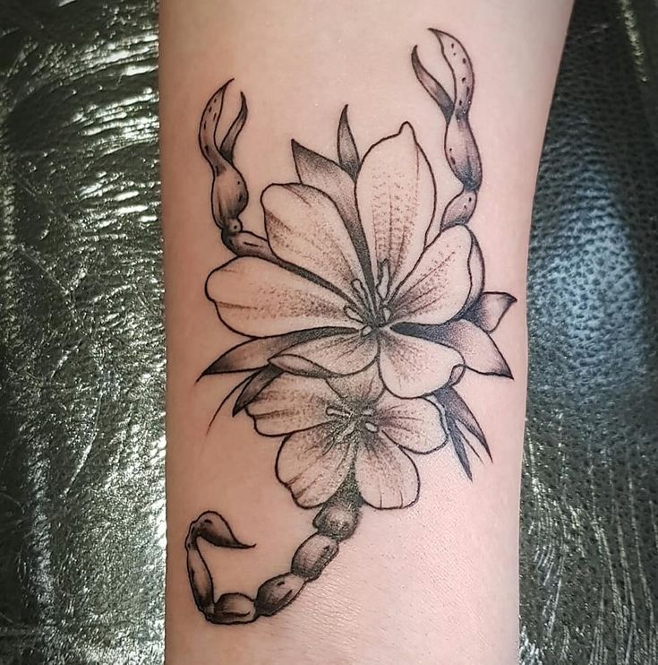 tattoo bông hoa kết hợp bọ cạp