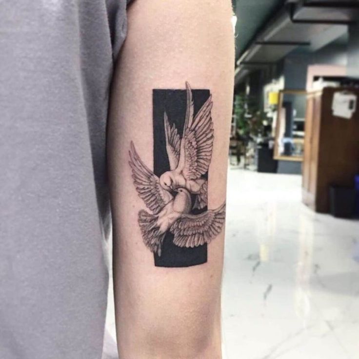 tattoo bức tranh con chim ở tay