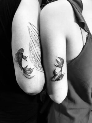 tattoo cá chép cho cặp đôi trên bắp tay