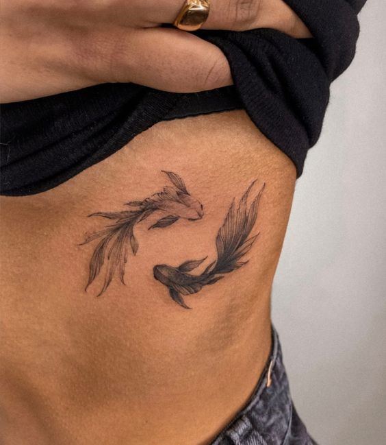 tattoo cá chép đôi phong cách trên mạn sườn