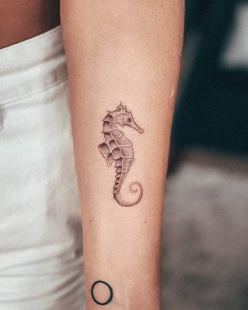 tattoo cá ngựa đơn giản ở tay