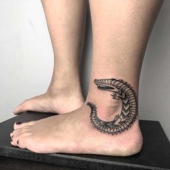 tattoo cá sấu mini ở chân