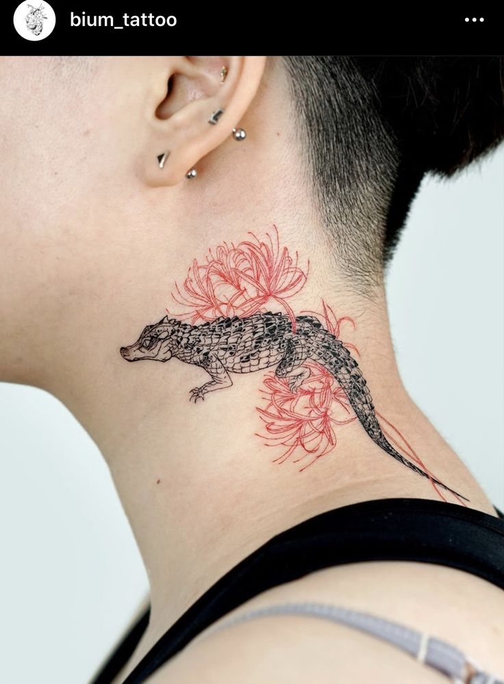 tattoo cá sấu mini sau tai