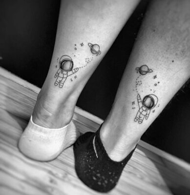 tattoo cặp sau cổ chân mẫu phi hành gia